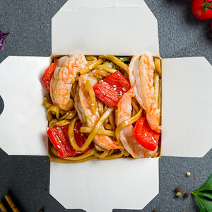 Вок с креветками и яичной лапшой