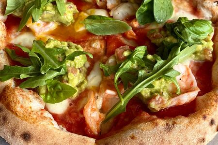 Пицца с гуакамоле и креветками