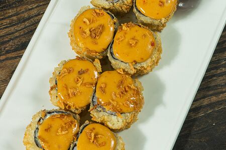 Ролл в темпуре с лососем и тунцом