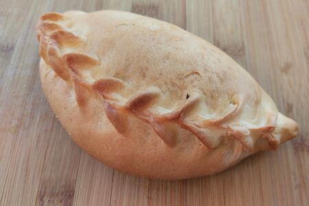 Пирожок с луком и яйцом печеный