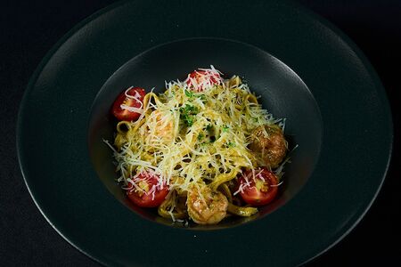 Тальятелле с креветками и песто