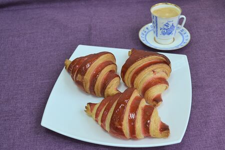 Круассан с клубничным джемом