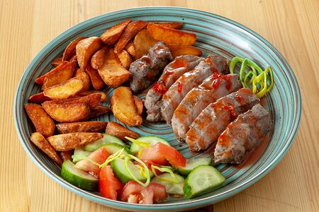 Стейк из cвинoй шеи с картофельными дольками