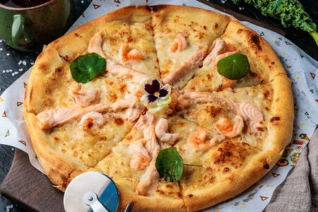 Сливочная пицца с креветкой и семгой