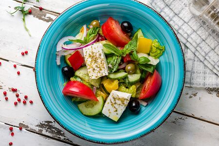 Салат с брынзой и овощами