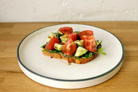 Авокадо-тост с томатами