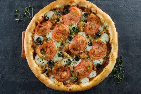 Пицца Маргарита с томатами