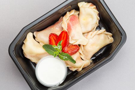 Вареники с клубникой и творожным сыром