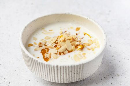 Рисовая каша с манго и миндалем