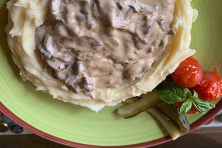 Бефстроганов с картофельным пюре