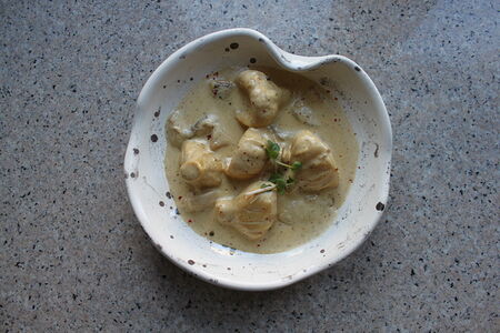 Мини хинкали с сыром в соусе из белых грибов