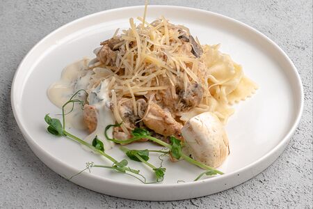 Пенне с курицей и грибами