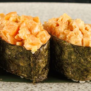 Гункан с лососем