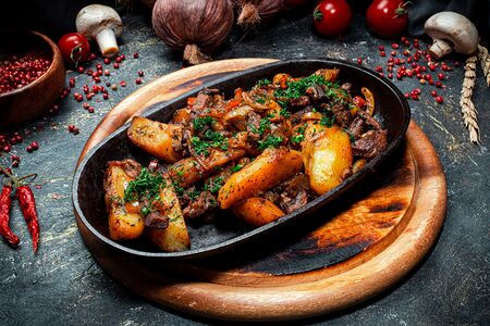 Шкварчащая сковорода с говядиной и овощами