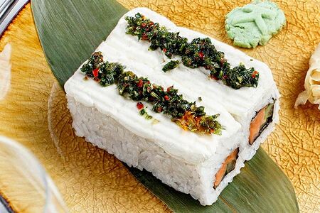 Ролл с лососем, сливочным сыром и соусом чимичурри