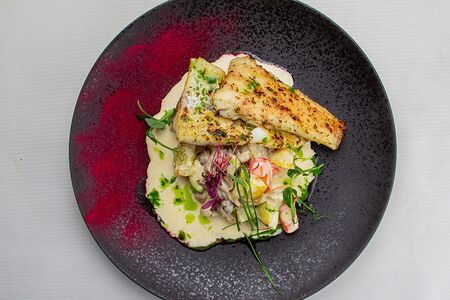 Судак на овощной подушке в сливочном соусе