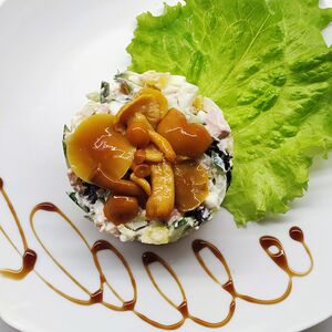 Салат с грудкой и черносливом