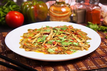 Баклажан, свинина, кинза в соевом соусе