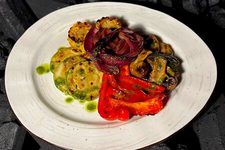 Овощи на гриле под соусом песто