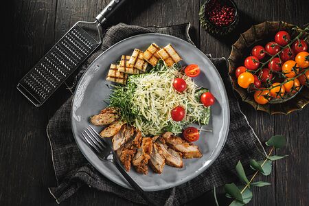 Салат Цезарь с филе бедра