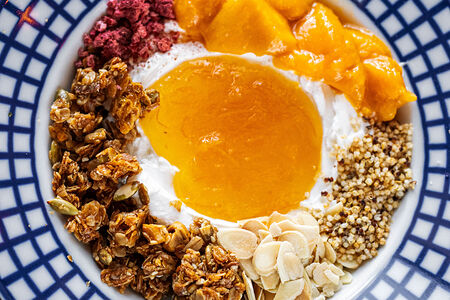 Йогурт с гранолой и хрустящим киноа