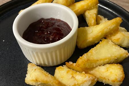 Жареный сыр с малиной