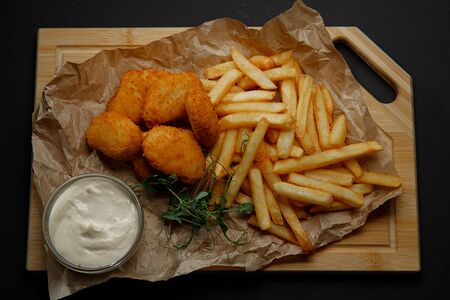 Куриные наггетсы и картофель фри