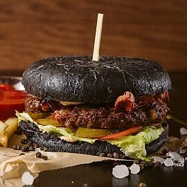 Блэк-бургер с карамелизированным луком
