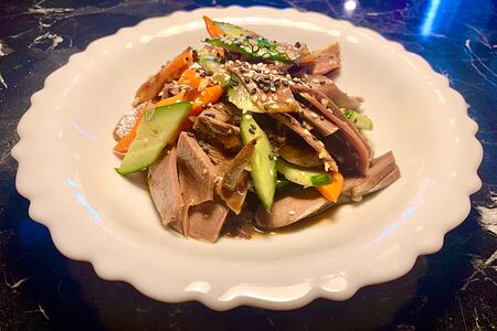 A6 Cвинoй язычок с чесночным соусом