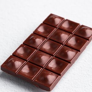 Темный шоколад с миндалем