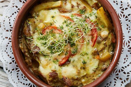 Скоблянка из двух видов мяса, с кабачком и лесными опятами