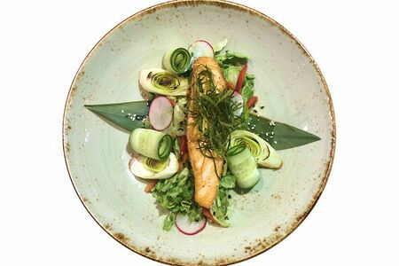 Авторский салат со стейком из лосося и свежими овощами