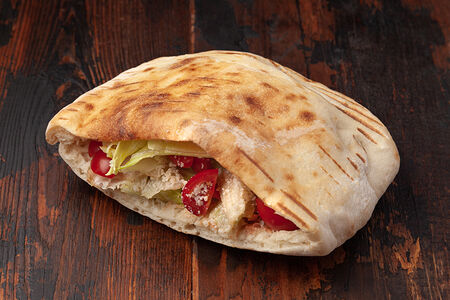 Бурум цезарь с курицей в лепешке