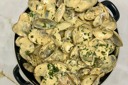 Вонголе в тайском соусе карри