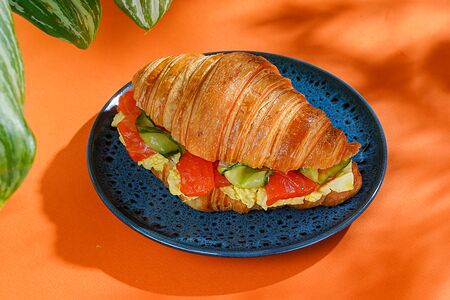 Круассан с лососем