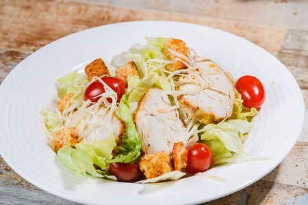 Салат Цезарь с курицей