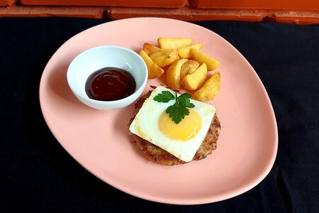 Бифштекс с яйцом