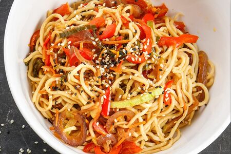 Яичная лапша с курицей в соусе сладкий чили