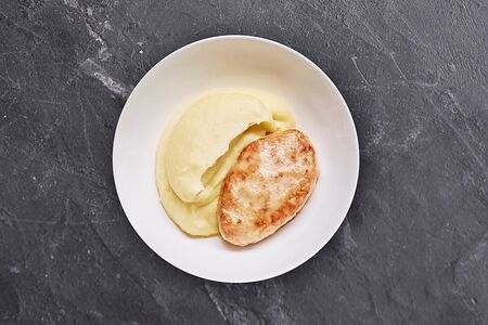 Куриная котлета с гарниром на выбор