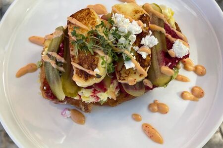 Френч-тост с халуми и скремблом