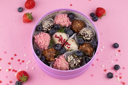 Подарочный набор Клубника в шоколаде ассорти с голубикой