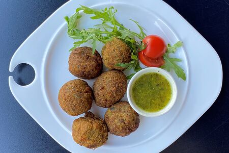 Фалафель с зеленым соусом