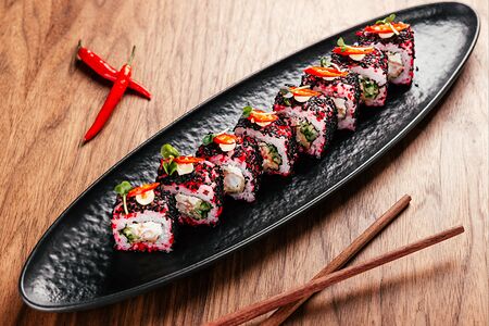 Ролл со свит чили креветкой черным кунжутом