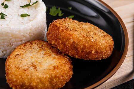 Рис с котлетой из щуки