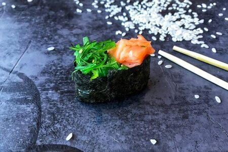 Гункан с лососем-чукой