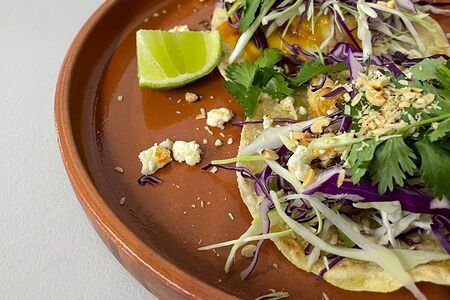 Тако с хрустящей рыбой и манговым соусом