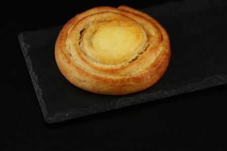 Булочка Шоссон с творогом и абрикосом