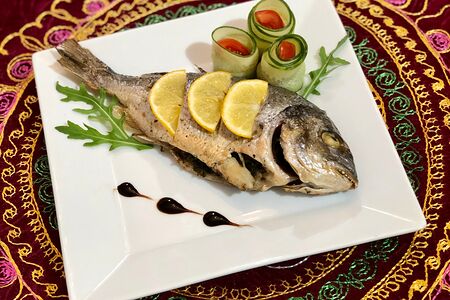 Дорада с чесноком