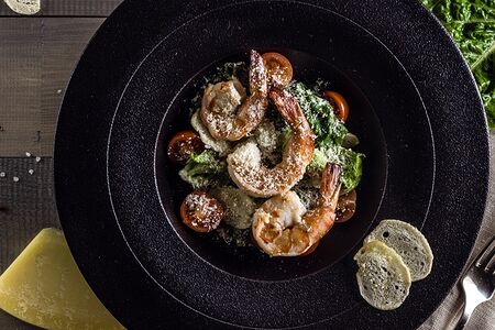 Салат Цезарь с креветками