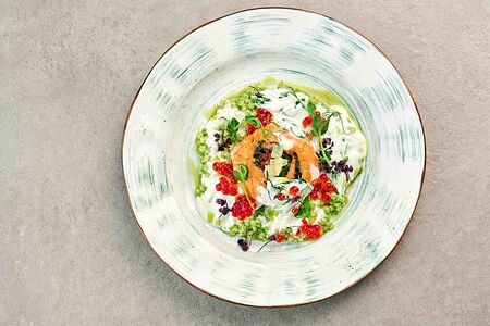 Рулет из форели с молодым шпинатом, птитимом и сливочным соусом